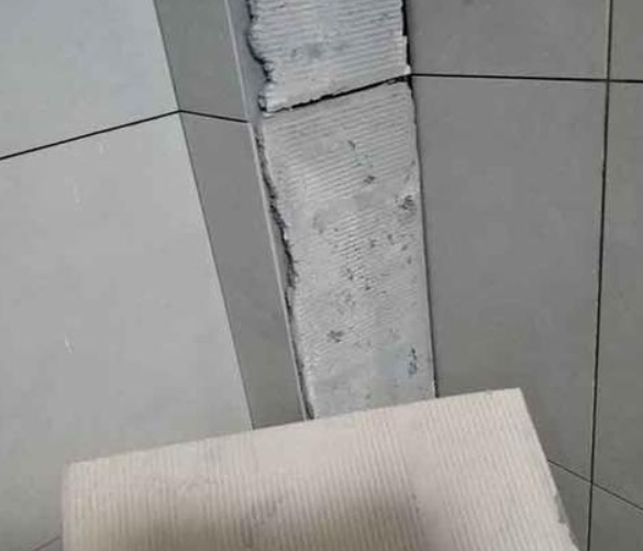 固阳瓷砖空鼓维修公司分享下厨房瓷砖脱落的补救措施。